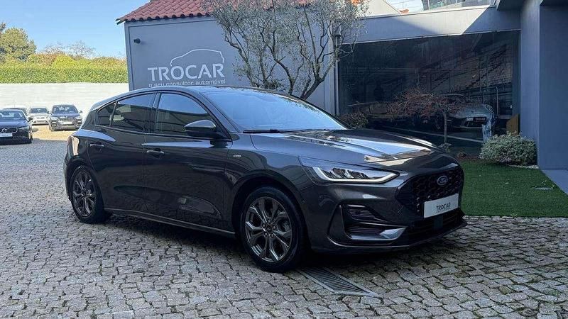 Cinza Usado 2023 Ford Focus ST-Line Sedan | € 18.950 (Preço justo) - Imagem 1/4