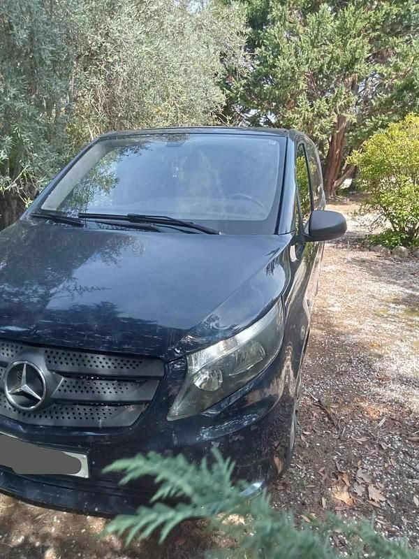 Azul Usado 2017 Mercedes Vito Monovolume | € 23.500 - Imagem 1/4
