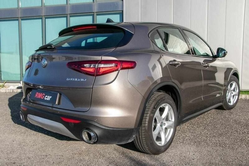 Usado Alfa Romeo Stelvio Super 180 HP (132 kW) 2018 Cinzento (metalizada) SUV