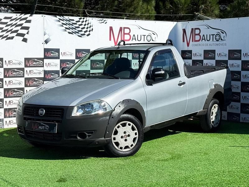 Cinza Usado 2013 Fiat Strada Pickup | € 10.500 - Imagem 1/4