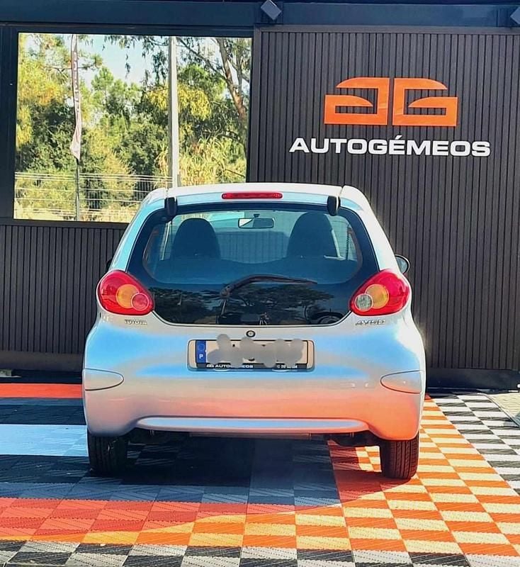 Usado Toyota Aygo 68 HP (50 kW) 2008 Verde Citadino