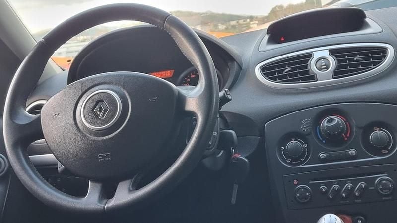 Usado Renault Clio II 75 HP (55 kW) 2006 Preto