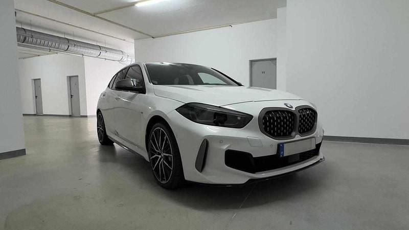 Branco Usado 2021 BMW M135 Citadino | € 45.500 - Imagem 1/4