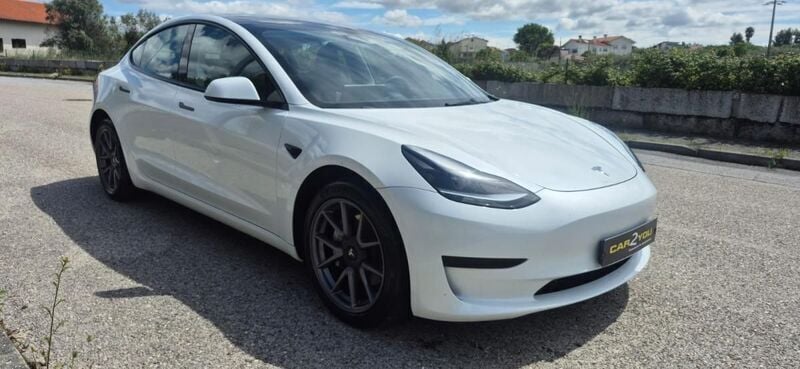 Branco Usado 2023 Tesla Model 3 Sedan | € 30.900 (Bom preço) - Imagem 1/4
