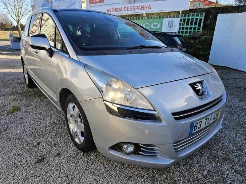 Cinzento Usado 2013 Peugeot 5008 Monovolume | € 13.500 - Imagem 1/4