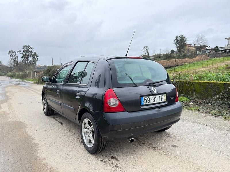 Usado Renault Clio II 75 HP (55 kW) 2002 Preto Citadino