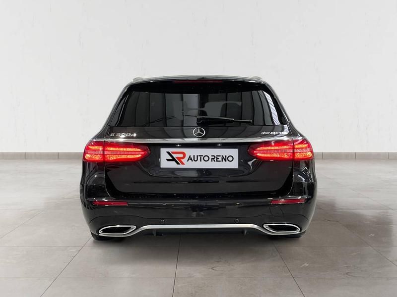 Usado Mercedes E300 245 HP (180 kW) 2018 Preto Sedan