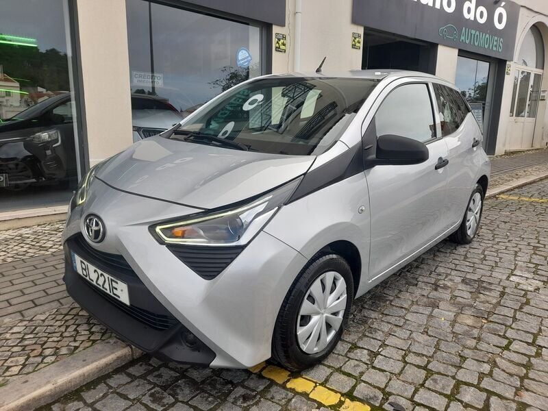 Cinzento Usado 2021 Toyota Aygo Plus Citadino | € 13.980 (Preço justo) - Imagem 1/4