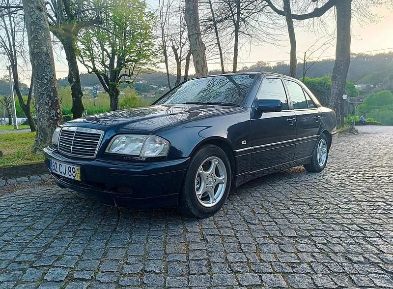 Preto Usado 1998 Mercedes C200 Sedan | € 3.990 - Imagem 1/4