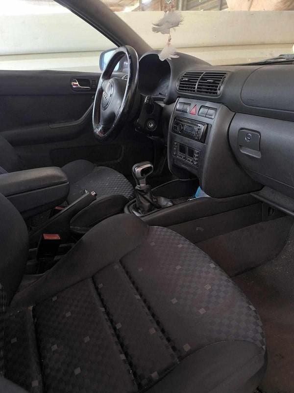 Usado Audi A3 110 HP (80 kW) 1999 Azul Citadino