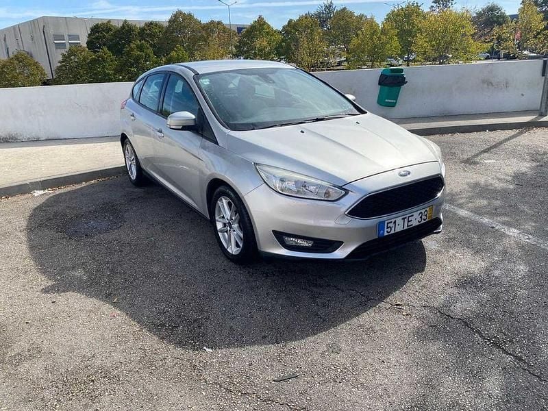 Cinzento Usado 2017 Ford Focus Trend+ Sedan | € 9.600 (Preço justo) - Imagem 1/4