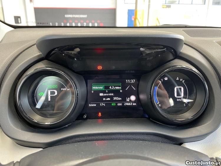 Cinza Usado 2024 Toyota Yaris Hybrid Luxury | € 27.755 (Caro) - Imagem 1/1
