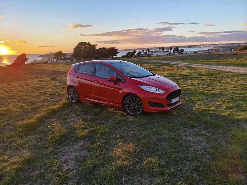 Usado Ford Fiesta 101 HP (74 kW) 2017 Vermelho Citadino