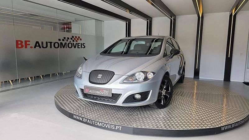 Usado Seat Leon Sport 105 HP (77 kW) 2011 Cinzento Citadino