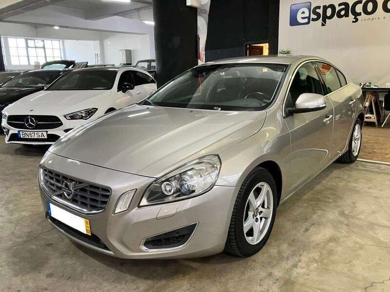 Cinzento Usado 2011 Volvo S60 Summum Sedan | € 13.950 - Imagem 1/4