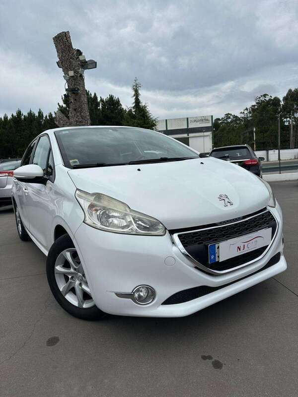 Branco Usado 2015 Peugeot 208 Citadino | € 8.500 (Preço justo) - Imagem 1/4