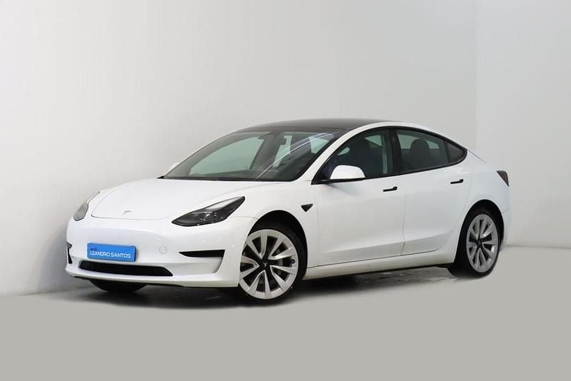 Branco Usado 2022 Tesla Model 3 Sedan | € 29.900 (Preço justo) - Imagem 1/1