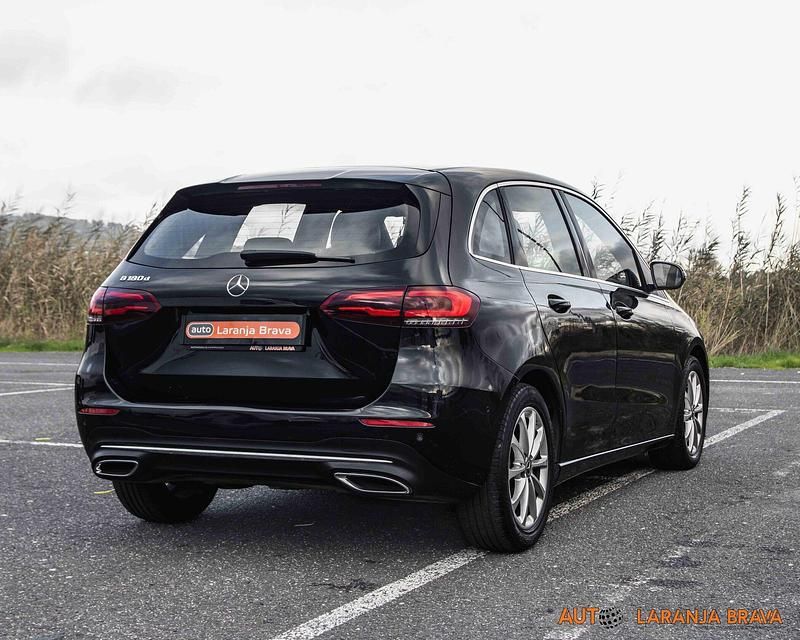 Usado Mercedes B180 Style 116 HP (85 kW) 2020 Preto Monovolume