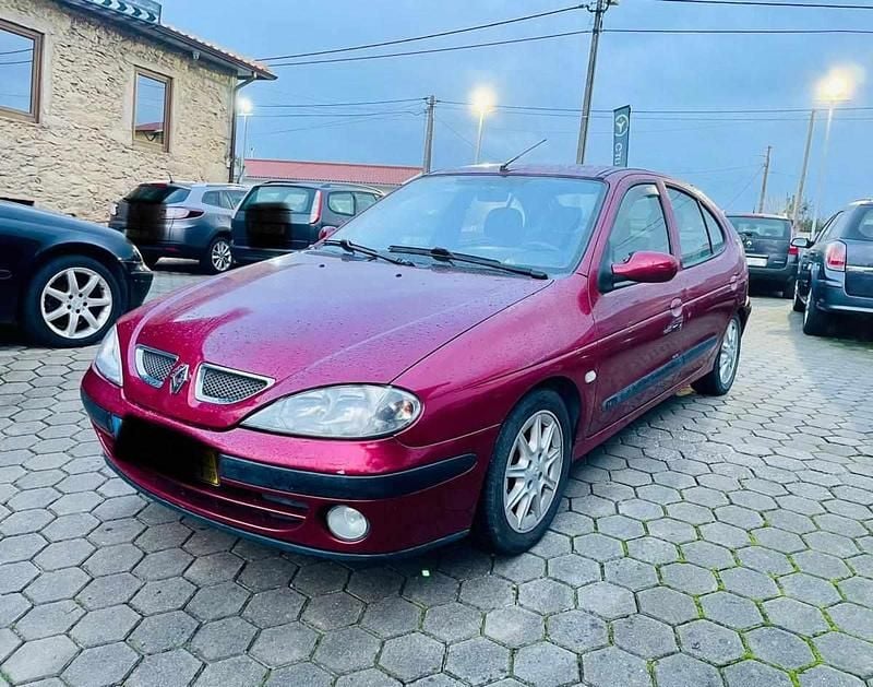 Vermelho Usado 2001 Renault Mégane Dynamique | € 1.750 - Imagem 1/4