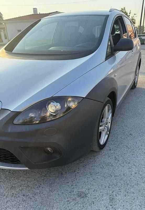 Usado Seat Altea 105 HP (77 kW) 2010 Cinzento Citadino