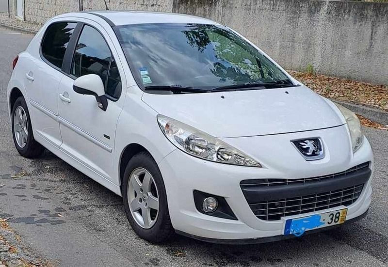 Branco Usado 2011 Peugeot 207 Citadino | € 6.500 - Imagem 1/4