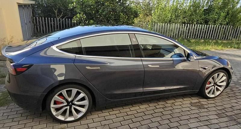 Cinzento Usado 2019 Tesla Model 3 Performance Sedan | € 29.500 (Preço elevado) - Imagem 1/4