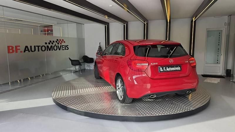 Usado Mercedes A160 Urban 90 HP (66 kW) 2015 Vermelho Citadino