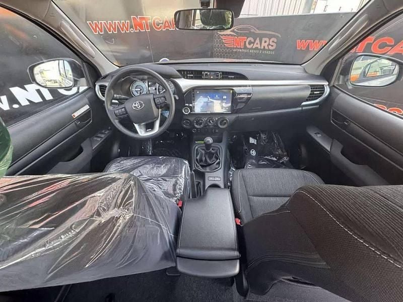 Novo Toyota HiLux Comfort 204 HP (150 kW) 2025 Cinza prata Pickup