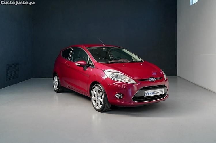 Vermelho Usado 2009 Ford Fiesta Titanium Citadino | € 7.490 (Preço justo) - Imagem 1/1