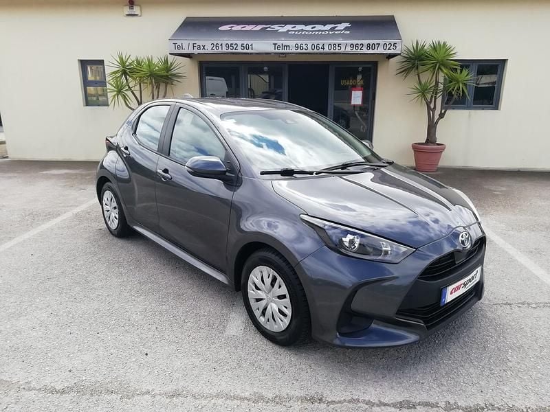 Usado Toyota Yaris Hybrid 94 HP (69 kW) 2022 Cinza