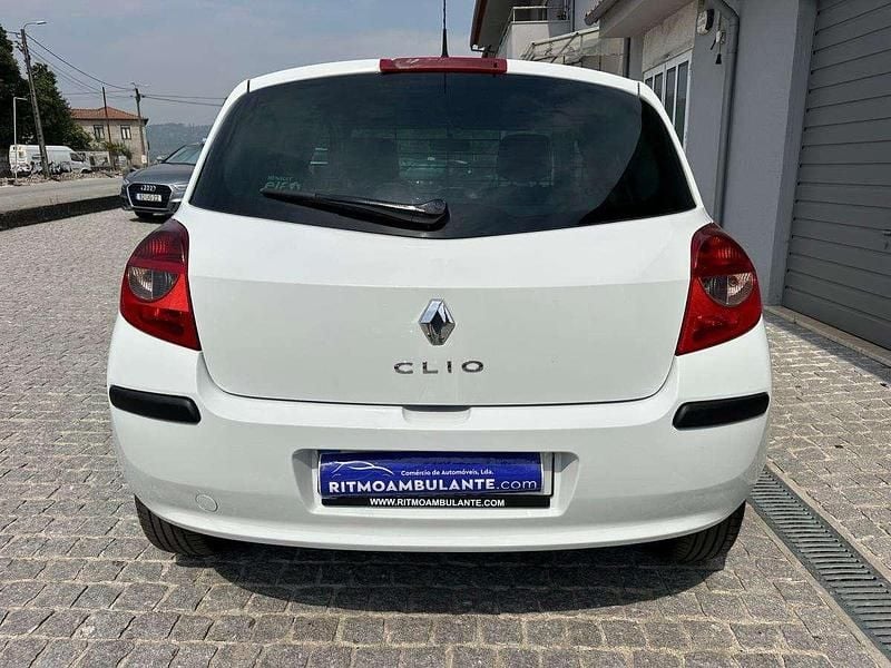 Usado Renault Clio II Dynamique 85 HP (62 kW) 2008 Branco Citadino