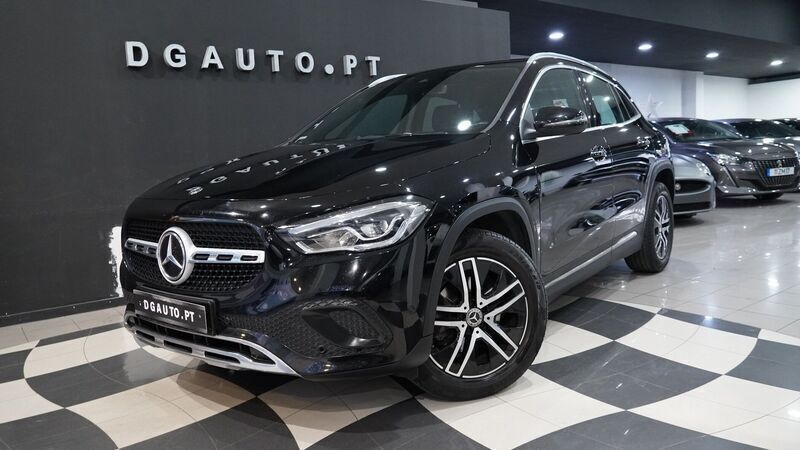 Preto Usado 2020 Mercedes GLA200 Progressive SUV | € 39.990 - Imagem 1/4