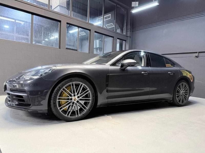 Cinzento Usado 2017 Porsche Panamera 4 Sedan | € 65.700 (Preço elevado) - Imagem 1/3