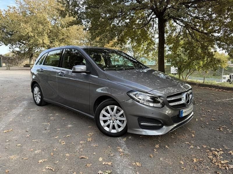 Cinza Usado 2015 Mercedes B180 Urban Monovolume | € 13.990 (Preço justo) - Imagem 1/4