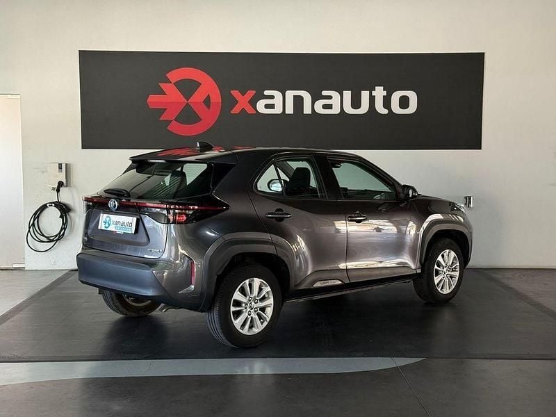 Usado Toyota Yaris Hybrid Comfort 116 HP (85 kW) 2022 Cinza SUV