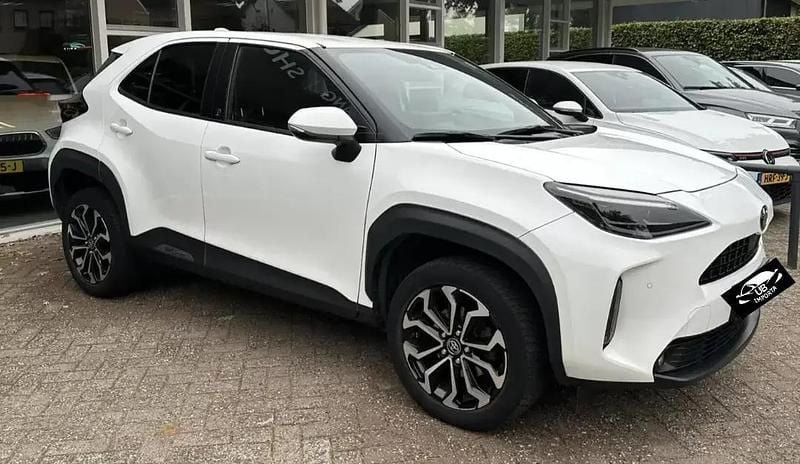 Branco Usado 2023 Toyota Yaris Hybrid Comfort SUV | € 24.250 - Imagem 1/4