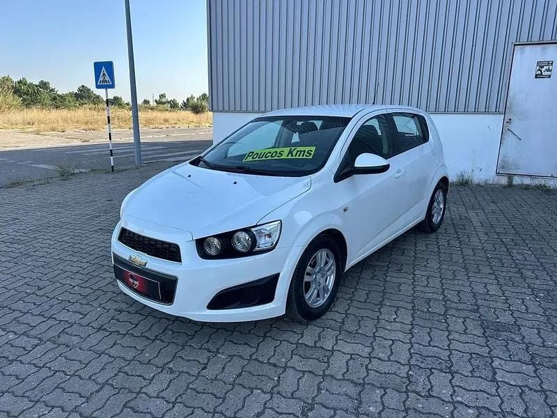 Branco Usado 2014 Chevrolet Aveo LT | € 7.990 - Imagem 1/4