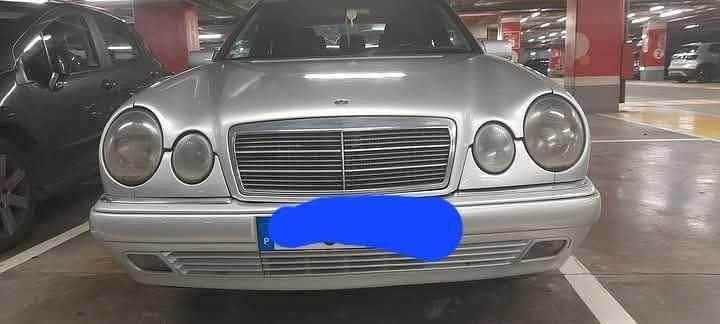 Usado 1999 Mercedes E220 Sedan | € 3.970 (Preço elevado) - Imagem 1/4