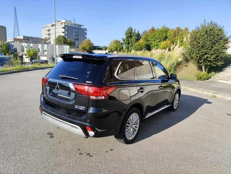 Preto Usado 2020 Mitsubishi Outlander SUV | € 27.750 - Imagem 1/4
