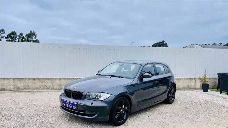 Usado BMW 123 Sport Line 204 HP (150 kW) 2007 Cinzento platina Citadino