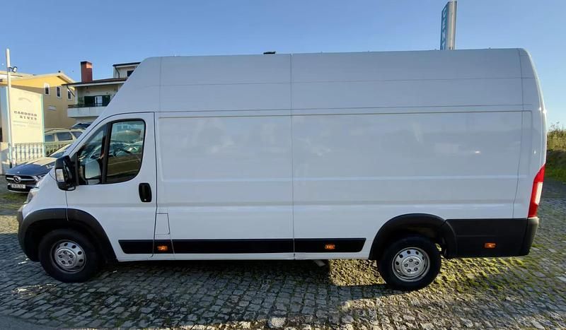 Usado Opel Movano 165 HP (121 kW) 2023 Branco Sedan