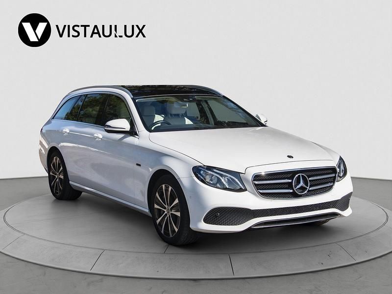 Branco Usado 2020 Mercedes E300 Avantgarde Sedan | € 32.990 (Bom preço) - Imagem 1/4
