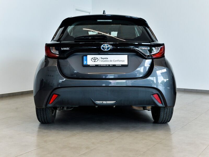 Usado Toyota Yaris Hybrid Comfort 92 HP (67 kW) 2021 Cinza