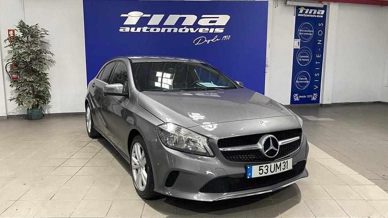 Cinzento Usado 2018 Mercedes A180 Citadino | € 18.800 (Caro) - Imagem 1/4