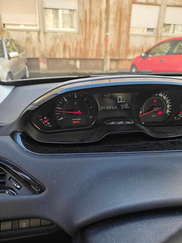 Branco Usado 2017 Peugeot 208 Citadino | € 8.000 (Super Preço) - Imagem 1/4