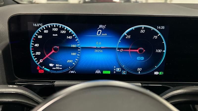 Usado Mercedes EQA300 Progressive 167 kW (228 HP) 2022 Branco SUV