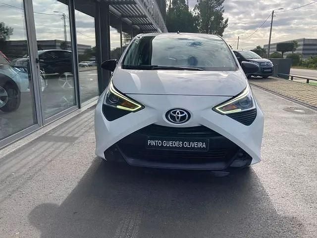 Usado Toyota Aygo 72 HP (52 kW) 2020 Branco Citadino