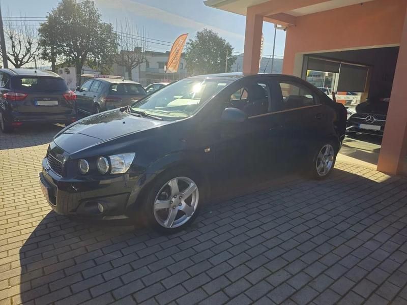 Usado Chevrolet Aveo LT 95 HP (69 kW) 2013 Preto Citadino