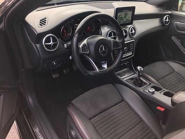 Usado Mercedes CLA180 109 HP (80 kW) 2018 Preto Sedan