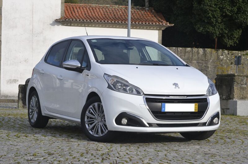 Branco Usado 2017 Peugeot 208 Style Citadino | € 8.950 (Bom preço) - Imagem 1/4